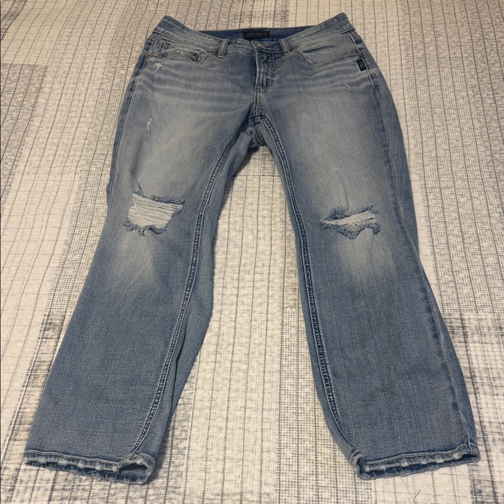 Silver jeans suki straight crop distressed blue jeans.